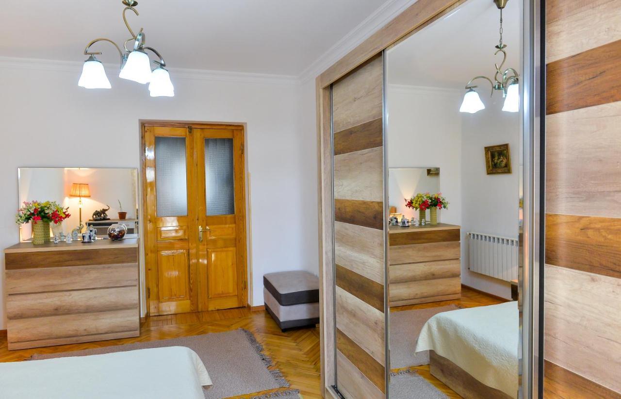 Apartment On Rustaveli Avenue Кутаиси Екстериор снимка